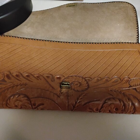 selling an engraved leather purse - Picture 3 of 3